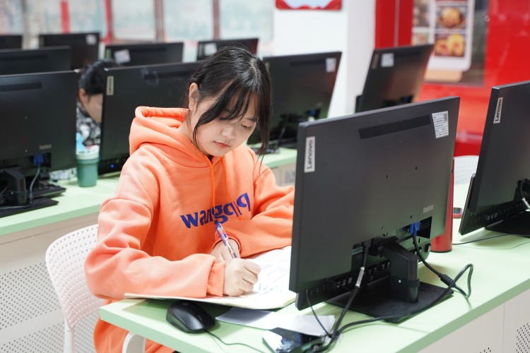 2024年高中畢業(yè)學(xué)什么技術(shù)就業(yè)前景好、畢業(yè)薪酬高、還能升學(xué)?